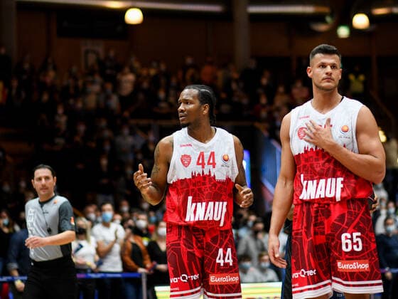 William Buford (s.Oliver Wuerzburg), Filip Stanic (s.Oliver Wuerzburg) unzufrieden, GER, HAKRO Merlins Crailsheim vs. s.Oliver Wuerzburg, 14.11.2021, Viertelfinale BBL Pokal, Spielzeit 2021 2022 GER, HAKRO Merlins Crailsheim vs. s.Oliver Wuerzburg, 14.11.2021, Viertelfinale BBL Pokal, Spielzeit 2021 2022 Crailsheim Copyright: xEibner MichaelxMemmlerx EP_MMR