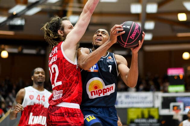 Jaren Lewis (Merlins Crailsheim) im Zweikampf mit Craig Moller (s.Oliver Wuerzburg), GER, HAKRO Merlins Crailsheim vs. s.Oliver Wuerzburg, 14.11.2021, Viertelfinale BBL Pokal, Spielzeit 2021 2022 GER, HAKRO Merlins Crailsheim vs. s.Oliver Wuerzburg, 14.11.2021, Viertelfinale BBL Pokal, Spielzeit 2021 2022 Crailsheim Copyright: xEibner MichaelxMemmlerx EP_MMR