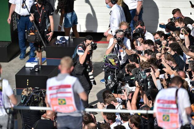 FORMULA 1 HEINEKEN GRANDE PREMIO DO BRASIL 2021 14.11.2021, Autodromo Jose Carlos Pace, Interlagos, FORMULA 1 HEINEKEN GRANDE PREMIO DO BRASIL 2021 , im Bild Sieger Lewis Hamilton (GBR), Mercedes-AMG Petronas Formula One Team feiert mit seinen Mechanikern.