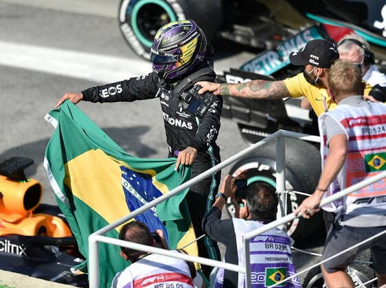 FORMULA 1 HEINEKEN GRANDE PREMIO DO BRASIL 2021 14.11.2021, Autodromo Jose Carlos Pace, Interlagos, FORMULA 1 HEINEKEN GRANDE PREMIO DO BRASIL 2021 , im Bild Sieger Lewis Hamilton (GBR), Mercedes-AMG Petronas Formula One Team bedankt sich bei den Fans mit einer brasilianischen Fahne.