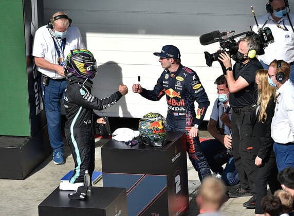 FORMULA 1 HEINEKEN GRANDE PREMIO DO BRASIL 2021 14.11.2021, Autodromo Jose Carlos Pace, Interlagos, FORMULA 1 HEINEKEN GRANDE PREMIO DO BRASIL 2021 , im Bild Sieger Lewis Hamilton (GBR), Mercedes-AMG Petronas Formula One Team mit dem zweitpalzierten Max Verstappen (NEL), Red Bull Racing Honda