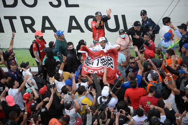 FORMULA 1 HEINEKEN GRANDE PREMIO DO BRASIL 2021 14.11.2021, Autodromo Jose Carlos Pace, Interlagos, FORMULA 1 HEINEKEN GRANDE PREMIO DO BRASIL 2021 , im Bild Die brasilianischen Fans feiern den Sieg von Lewis Hamilton (GBR), Mercedes-AMG Petronas Formula One Team.