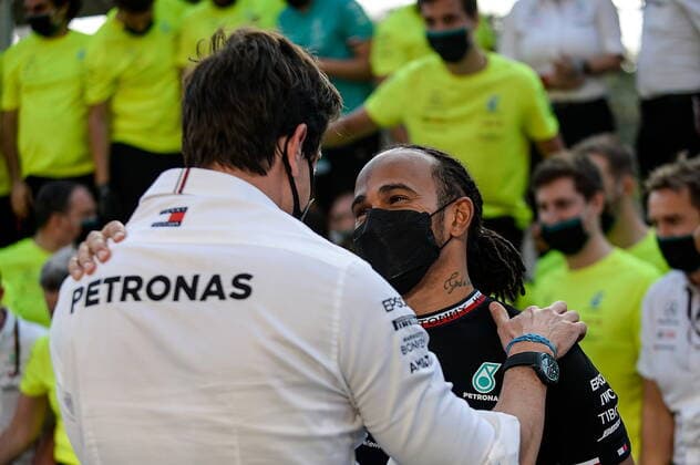 FORMULA 1 HEINEKEN GRANDE PREMIO DO BRASIL 2021 14.11.2021, Autodromo Jose Carlos Pace, Interlagos, FORMULA 1 HEINEKEN GRANDE PREMIO DO BRASIL 2021 , im Bild Lewis Hamilton (GBR), Mercedes-AMG Petronas Formula One Team feiert mit Toto Wolff seinen Sieg.