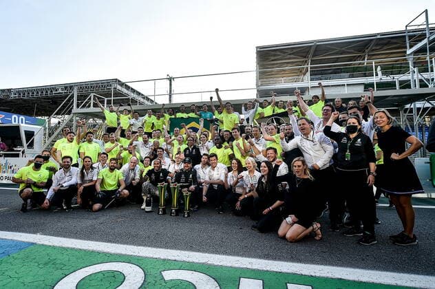 FORMULA 1 HEINEKEN GRANDE PREMIO DO BRASIL 2021 14.11.2021, Autodromo Jose Carlos Pace, Interlagos, FORMULA 1 HEINEKEN GRANDE PREMIO DO BRASIL 2021 , im Bild Lewis Hamilton (GBR), Mercedes-AMG Petronas Formula One Team feiert mit dem Team seinen Sieg.