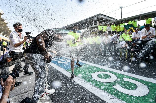 FORMULA 1 HEINEKEN GRANDE PREMIO DO BRASIL 2021 14.11.2021, Autodromo Jose Carlos Pace, Interlagos, FORMULA 1 HEINEKEN GRANDE PREMIO DO BRASIL 2021 , im Bild Lewis Hamilton (GBR), Mercedes-AMG Petronas Formula One Team feiert mit dem Team seinen Sieg.
