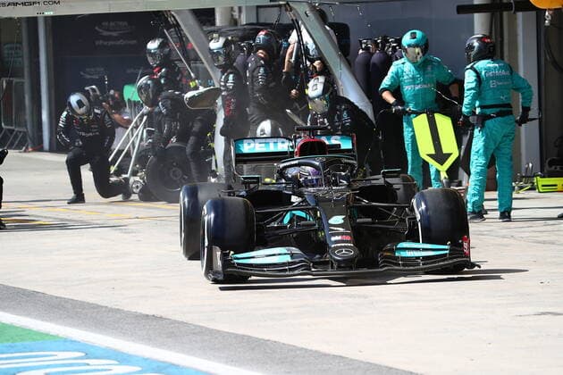 FORMULA 1 HEINEKEN GRANDE PREMIO DO BRASIL 2021 14.11.2021, Autodromo Jose Carlos Pace, Interlagos, FORMULA 1 HEINEKEN GRANDE PREMIO DO BRASIL 2021 , im Bild Boxenstop von Lewis Hamilton (GBR), Mercedes-AMG Petronas Formula One Team