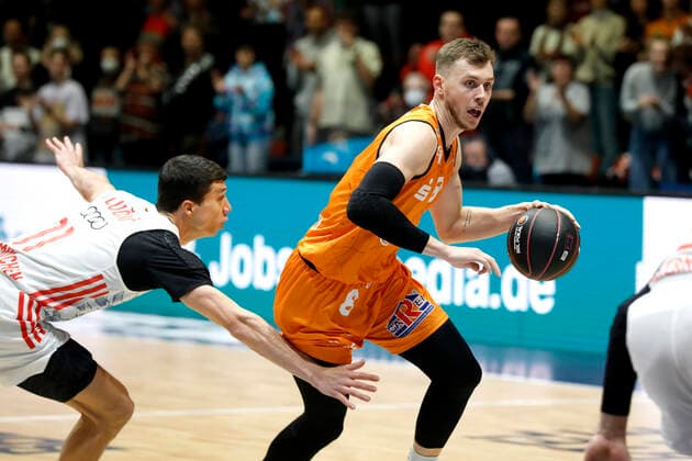 14.11.2021, easyCredit Basketball Bundesliga, Magentasport BBL Pokal, Saison 2020 2021, Herren, Chemnitz Niners - FC Bayern München Basketball Jan Niklas Wimberg, Niners Chemnitz Chemnitz Messe Chemnitz Sachsen Germany
