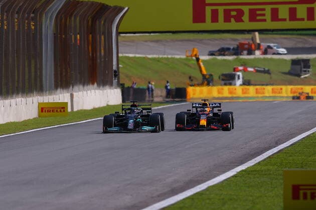 FORMULA 1 HEINEKEN GRANDE PREMIO DO BRASIL 2021 14.11.2021, Autodromo Jose Carlos Pace, Interlagos, FORMULA 1 HEINEKEN GRANDE PREMIO DO BRASIL 2021 , im Bild Lewis Hamilton (GBR), Mercedes-AMG Petronas Formula One Team überholt Max Verstappen (NEL), Red Bull Racing Honda