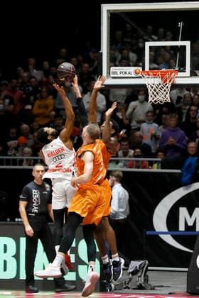 14.11.2021, easyCredit Basketball Bundesliga, Magentasport BBL Pokal, Saison 2020 2021, Herren, Chemnitz Niners - FC Bayern München Basketball Corey Walden, FC Bayern München Basketball, Jan Niklas Wimberg, Niners Chemnitz Chemnitz Messe Chemnitz Sachsen Germany