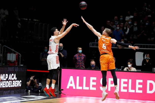 14.11.2021, easyCredit Basketball Bundesliga, Magentasport BBL Pokal, Saison 2020 2021, Herren, Chemnitz Niners - FC Bayern München Basketball Nihad Djedovic, FC Bayern München Basketball, Jan Niklas Wimberg, Niners Chemnitz Chemnitz Messe Chemnitz Sachsen Germany