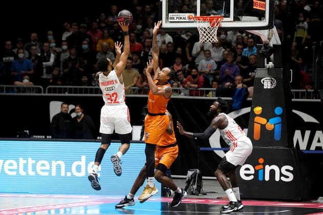 14.11.2021, easyCredit Basketball Bundesliga, Magentasport BBL Pokal, Saison 2020 2021, Herren, Chemnitz Niners - FC Bayern München Basketball Darrun Hilliard, FC Bayern München Basketball, Darion Atkins, Niners Chemnitz Chemnitz Messe Chemnitz Sachsen Germany
