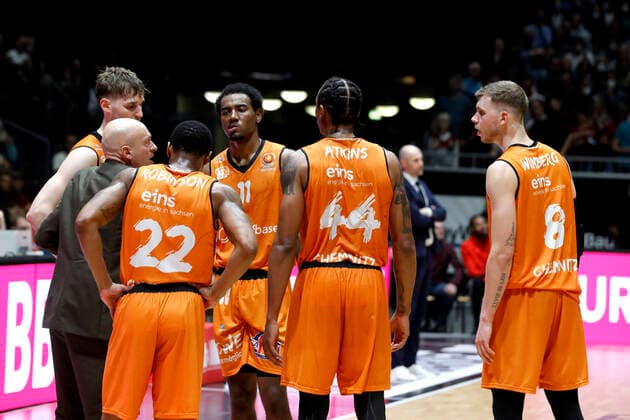 14.11.2021, easyCredit Basketball Bundesliga, Magentasport BBL Pokal, Saison 2020 2021, Herren, Chemnitz Niners - FC Bayern München Basketball Rodrigo Pastore (Headcoach), Niners Chemnitz im Gespräch mit seinen Spielern Chemnitz Messe Chemnitz Sachsen Germany