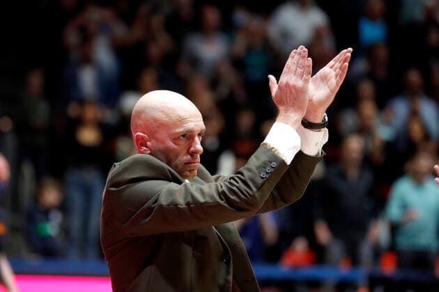 14.11.2021, easyCredit Basketball Bundesliga, Magentasport BBL Pokal, Saison 2020 2021, Herren, Chemnitz Niners - FC Bayern München Basketball Rodrigo Pastore (Headcoach), Niners Chemnitz bedankt sich bei dem Fans Chemnitz Messe Chemnitz Sachsen Germany