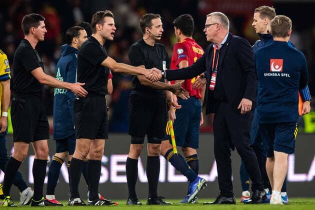 211114 Referee Felix Brych and head coach Janne Andersson of Sweden after the FIFA World Cup, WM, Weltmeisterschaft, Fussball Qualifier football match between Spain and Sweden on November 14, 2021 in Seville. Photo: Joel Marklund BILDBYRAN kod JM JM0228 bbeng fotboll football soccer fotball landskamp vm-kval fifa world cup qualifier sverige sweden sverige a spanien spain Copyright: JOELxMARKLUND BB211114JM184