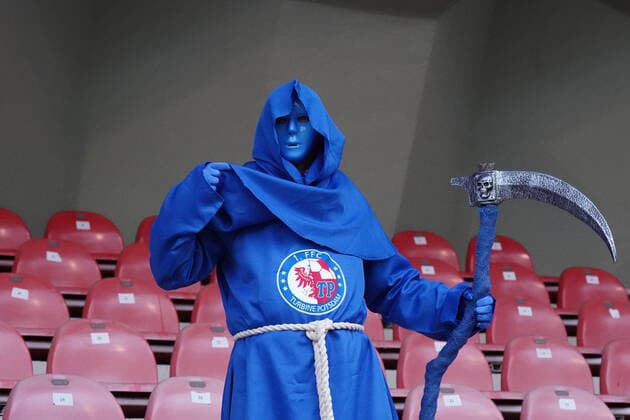 Sport Bilder des Tages 14.11.2021, Frauen Fussball GER, Saison 21 22, 1. Bundesliga , 1.FC Köln 1,FFC Turbine Potsdam , Franz -Kremer-stadion Köln 1.FFC Turbine Potsdam, Kostümierte Fan Aktion, Einzelbild, Foto Chai von der Laage DFL regulations prohibit any use of photographs as image sequences and or quasi-video. EDITORIAL USE ONLY