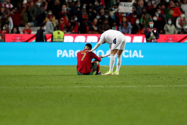 Bilder des Jahres 2021, Sport 11 November Sport Themen der Woche KW45 Sport Bilder des Tages Portugal v Serbia - 2022 FIFA World Cup, WM, Weltmeisterschaft, Fussball Qualifier Serbia s forward Nemanja Radonjic shake hands with Portugal s forward Cristiano Ronaldo at the end of the FIFA World Cup Qatar 2022 qualification group A football match between Portugal and Serbia at the Luz stadium in Lisbon, Portugal, on November 14, 2021. Lisbon Portugal  Copyright: xPedroxFiuzax fiuza-portugal211114_npw2p