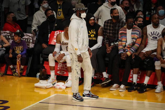 LOS ANGELES, CA - NOVEMBER 14: Los Angeles Lakers forward LeBron James 6 during the San Antonio Spurs vs Los Angeles Lakers game on November 14, 2021, at Staples Center in Los Angeles, CA. (Photo by Jevone Moore Icon Sportswire) NBA, Basketball Herren, USA NOV 14 Spurs at Lakers Icon2111144050