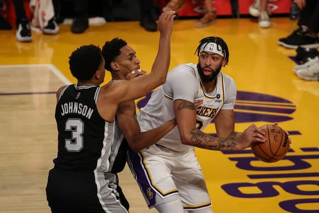 Sport Themen der Woche KW45 Sport Bilder des Tages LOS ANGELES, CA - NOVEMBER 14: Los Angeles Lakers forward Anthony Davis 3 being doubled by San Antonio Spurs forward Keldon Johnson 3 and San Antonio Spurs guard Devin Vassell 24 during the San Antonio Spurs vs Los Angeles Lakers game on November 14, 2021, at Staples Center in Los Angeles, CA. (Photo by Jevone Moore Icon Sportswire) NBA, Basketball Herren, USA NOV 14 Spurs at Lakers Icon2111144074