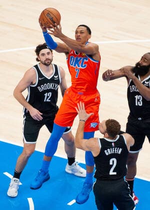 OKLAHOMA CITY, OK - NOVEMBER 14: Oklahoma City Thunder Darius Bazley (7) grabbing a rebound versus the Brooklyn Nets on November 14, 2021, at the Paycom Center in Oklahoma City, Oklahoma. (Photo by Torrey Purvey Icon Sportswire) NBA, Basketball Herren, USA NOV 14 Nets at Thunder Icon190721010824