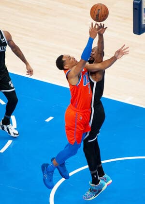 OKLAHOMA CITY, OK - NOVEMBER 14: Oklahoma City Thunder Darius Bazley (7) laying the ball up while Brooklyn Nets Kevin Durant (7) plays defense on November 14, 2021, at the Paycom Center in Oklahoma City, Oklahoma. (Photo by Torrey Purvey Icon Sportswire) NBA, Basketball Herren, USA NOV 14 Nets at Thunder Icon190721010829
