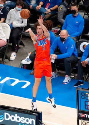 OKLAHOMA CITY, OK - NOVEMBER 14: Oklahoma City Thunder Josh Giddey (3) shooting a three pointer versus Brooklyn Nets on November 14, 2021, at the Paycom Center in Oklahoma City, Oklahoma. (Photo by Torrey Purvey Icon Sportswire) NBA, Basketball Herren, USA NOV 14 Nets at Thunder Icon190721010830
