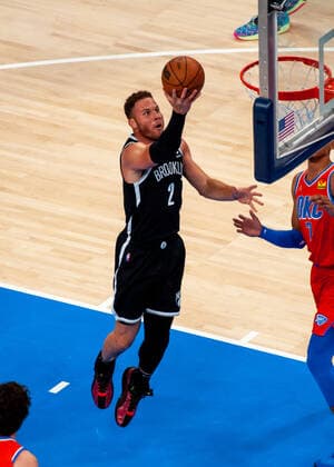 OKLAHOMA CITY, OK - NOVEMBER 14: Brooklyn Nets Forward Blake Griffin (2) eyes the rim as he goes to lay it in versus Oklahoma City Thunder on November 14, 2021, at the Paycom Center in Oklahoma City, Oklahoma. (Photo by Torrey Purvey Icon Sportswire) NBA, Basketball Herren, USA NOV 14 Nets at Thunder Icon190721030832