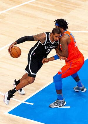 OKLAHOMA CITY, OK - NOVEMBER 14: Brooklyn Nets Forward LaMarcus Aldridge drives the lane while Oklahoma City Thunder Derrick favors (15) plays defense on November 14, 2021, at the Paycom Center in Oklahoma City, Oklahoma. (Photo by Torrey Purvey Icon Sportswire) NBA, Basketball Herren, USA NOV 14 Nets at Thunder Icon190721030834