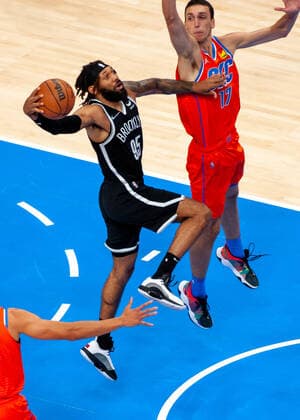OKLAHOMA CITY, OK - NOVEMBER 14: Brooklyn Nets DeAndre Bembry (95) goes up for two points as Oklahoma City Thunder Aleksej Pokusevski (17) tries to block on November 14, 2021, at the Paycom Center in Oklahoma City, Oklahoma. (Photo by Torrey Purvey Icon Sportswire) NBA, Basketball Herren, USA NOV 14 Nets at Thunder Icon190721030836