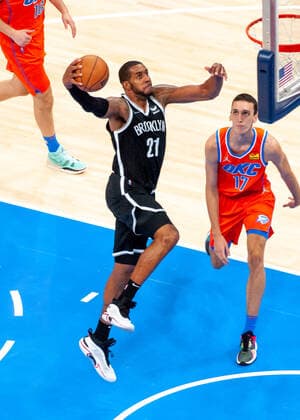 OKLAHOMA CITY, OK - NOVEMBER 14: Brooklyn Nets LaMarcus Aldridge (21) goes up for a dunk versus Oklahoma City Thunder on November 14, 2021, at the Paycom Center in Oklahoma City, Oklahoma. (Photo by Torrey Purvey Icon Sportswire) NBA, Basketball Herren, USA NOV 14 Nets at Thunder Icon190721030837