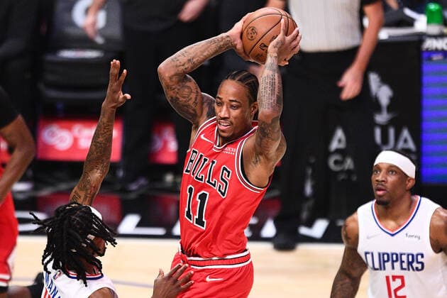 LOS ANGELES, CA - NOVEMBER 14: Chicago Bulls Forward DeMar DeRozan (11) makes a pass during a NBA, Basketball Herren, USA game between the Chicago Bulls and the Los Angeles Clippers on November 14, 2021 at STAPLES Center in Los Angeles, CA. (Photo by Brian Rothmuller Icon Sportswire) NBA: NOV 14 Bulls at Clippers Icon211114008