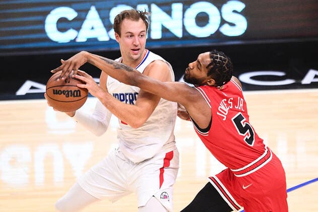 LOS ANGELES, CA - NOVEMBER 14: Chicago Bulls Forward Derrick Jones Jr. (5) steals the ball from Los Angeles Clippers Guard Luke Kennard (5) during a NBA, Basketball Herren, USA game between the Chicago Bulls and the Los Angeles Clippers on November 14, 2021 at STAPLES Center in Los Angeles, CA. (Photo by Brian Rothmuller Icon Sportswire) NBA: NOV 14 Bulls at Clippers Icon211114009