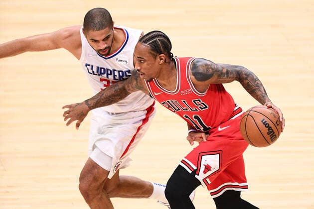 LOS ANGELES, CA - NOVEMBER 14: Chicago Bulls Forward DeMar DeRozan (11) dribbles under pressure from Los Angeles Clippers Forward Nicolas Batum (33) during a NBA, Basketball Herren, USA game between the Chicago Bulls and the Los Angeles Clippers on November 14, 2021 at STAPLES Center in Los Angeles, CA. (Photo by Brian Rothmuller Icon Sportswire) NBA: NOV 14 Bulls at Clippers Icon211114010