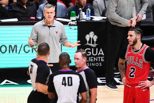 LOS ANGELES, CA - NOVEMBER 14: Chicago Bulls head coach Billy Donovan reacts to a call during a NBA, Basketball Herren, USA game between the Chicago Bulls and the Los Angeles Clippers on November 14, 2021 at STAPLES Center in Los Angeles, CA. (Photo by Brian Rothmuller Icon Sportswire) NBA: NOV 14 Bulls at Clippers Icon211114015