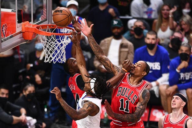 Sport Themen der Woche KW45 Sport Bilder des Tages LOS ANGELES, CA - NOVEMBER 14: Los Angeles Clippers Forward Terance Mann (14) misses a dunk as Chicago Bulls Forward Javonte Green (24) and Chicago Bulls Forward DeMar DeRozan (11) defend during a NBA, Basketball Herren, USA game between the Chicago Bulls and the Los Angeles Clippers on November 14, 2021 at STAPLES Center in Los Angeles, CA. (Photo by Brian Rothmuller Icon Sportswire) NBA: NOV 14 Bulls at Clippers Icon211114018