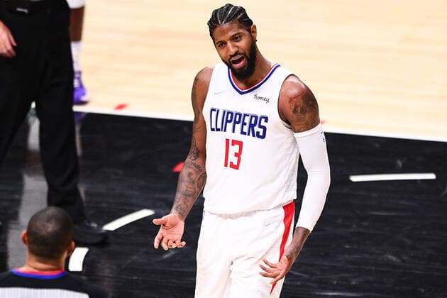 Sport Bilder des Tages LOS ANGELES, CA - NOVEMBER 14: Los Angeles Clippers Forward Paul George (13) reacts to a call during a NBA, Basketball Herren, USA game between the Chicago Bulls and the Los Angeles Clippers on November 14, 2021 at STAPLES Center in Los Angeles, CA. (Photo by Brian Rothmuller Icon Sportswire) NBA: NOV 14 Bulls at Clippers Icon211114028