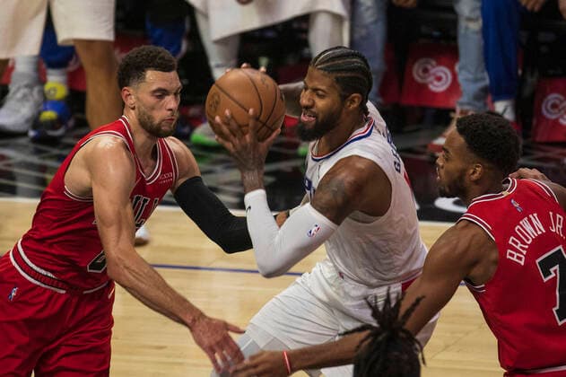 November 14, 2021, Los Angeles, California, USA: Paul George 13 of the Los Angeles Clippers keeping the ball from Zach LaVine 8 and Troy Brown Jr. 7 of the Chicago Bulls during their NBA, Basketball Herren, USA game on Sunday November 14, 2021 at the Staples Center in Los Angeles, California. Clippers lose to Bulls, 90-100. ARIANA RUIZ PI Los Angeles USA - ZUMAp124 20211114_zaa_p124_009 Copyright: xArianaxRuizx