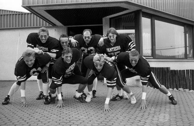 23.02.93 VfB Stuttgart Deutschland, Stuttgart, 23.02.1993, Fussball, Bundesliga, VfB Stuttgart: Spieler in American Football Trikots und Ausrüstung Obere Reihe v.l. Adrian Knup, Günther Schäfer, Andre Golke, Ludwig Kögl Untere Reihe v.l. Harald Preuß, Andreas Buck, Alexander Strehmel, Eyölfur Sverrisson. *** 23 02 93 VfB Stuttgart Germany, Stuttgart, 23 02 1993, Football, Bundesliga, VfB Stuttgart players in American football jerseys and equipment Top row from l Adrian Knup, Günther Schäfer, Andre Golke, Ludwig Kögl Bottom row from l Harald Preuß, Andreas Buck, Alexander Strehmel, Eyölfur Sverrisson