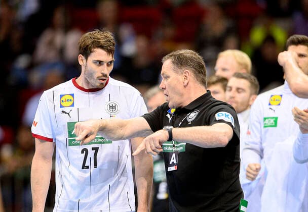 Trainer Bundestrainer Alfred GISLASON (GER) Gestik, Geste, gibt Anweisungen an Hendrik WAGNER l. (GER) Tag des Handballs, Laenderspiel der Maenner, Freundschaftsspiel, Deutschland (GER) - Portugal (POR) 30:32, am 07.11.2021 in Duesseldorf Deutschland. Â
