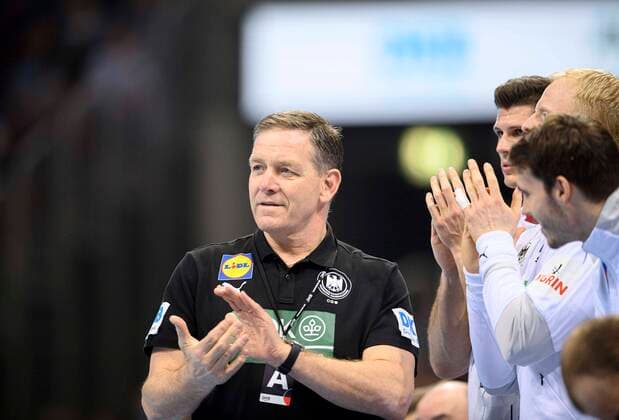 Trainer Bundestrainer Alfred GISLASON (GER) Gestik, Geste, klatscht, klatschend, Tag des Handballs, Laenderspiel der Maenner, Freundschaftsspiel, Deutschland (GER) - Portugal (POR) 30:32, am 07.11.2021 in Duesseldorf Deutschland. Â