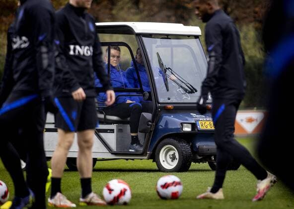 Sport Themen der Woche KW46 Sport Bilder des Tages ZEIST - National coach Louis van Gaal in a matriaal cart during a training session of the Dutch national team, Nationalteam at the KNVB Campus on November 15, 2021 in Zeist, the Netherlands. The Dutch national team is preparing for the World Cup qualifying match against Norway in Zeist. KOEN VAN WEEL FIFA World Cup, WM, Weltmeisterschaft, Fussball Qualifier 2021 2022 xVIxANPxSportx xxANPxIVx *** ZEIST National coach Louis van Gaal in a matriaal cart during a training session of the Dutch national team at the KNVB Campus on November 15, 2021 in Zeist, the Netherlands The Dutch national team is preparing for the World Cup qualifying match against Norway in Zeist KOEN VAN WEEL FIFA World Cup Qualifier 2021 2022 xVIxANPxSportx xxANPxIVx 440699834