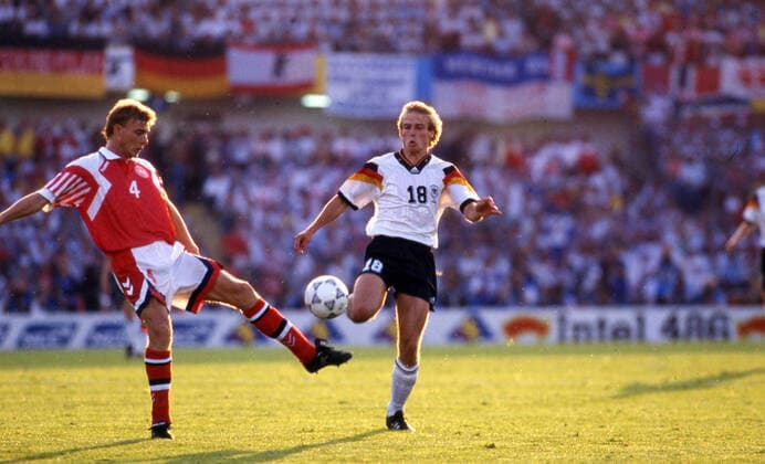 26.06.92 Dänemark - Deutschland Schweden, Göteborg, 26.06.1992, Fussball, UEFA EM Europameisterschaft 1992 in Schweden, Finale, Dänemark DFB Deutschland (2:0): v.l. Lars Olsen (Dänemark), Jürgen Klinsmann (Deutschland). *** 26 06 92 Denmark Germany Sweden, Gothenburg, 26 06 1992, Football, UEFA European Championship 1992 in Sweden, Final, Denmark DFB Germany 2 0 v l Lars Olsen Denmark , Jürgen Klinsmann Germany