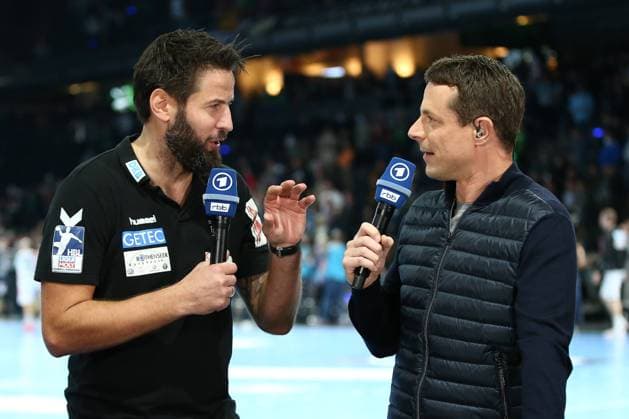 13.11.2021, xgox, Handball - Liqui Moly HBL, Fuechse Berlin - SC Magdeburg emspor, v.l. Bennet Wiegert (Magdeburg, Trainer) und Alexander Bommes (ARD Moderator) im Interview nach dem Spiel Berlin