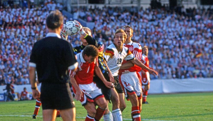 26.06.92 Dänemark - Deutschland Schweden, Göteborg, 26.06.1992, Fussball, UEFA EM Europameisterschaft 1992 in Schweden, Finale, Dänemark DFB Deutschland (2:0): v.l. Peter Schmeichel, Faxe Jensen (beide Dänemark), Jürgen Klinsmann (Deutschland). *** 26 06 92 Denmark Germany Sweden, Gothenburg, 26 06 1992, Football, UEFA European Championship 1992 in Sweden, Final, Denmark DFB Germany 2 0 f l Peter Schmeichel, Faxe Jensen both Denmark , Jürgen Klinsmann Germany