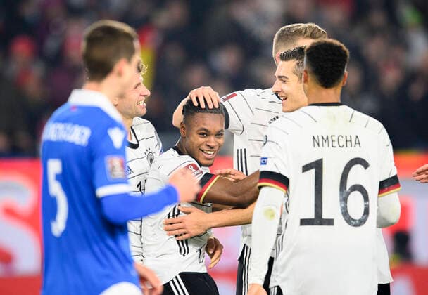 Jubel GER um Torschuetze Ridle BAKU (GER mitte) nach dem Tor zum 7:0, mit v.l. Thomas MUELLER (Müller, GER), Ridle BAKU (GER), Florian NEUHAUS (GER)Fussball Laenderspiel, WM Qualifikation Gruppe J Spieltag 9, Deutschland (GER) - Liechtenstein (LIE) 9:0, am 11.11.2021 in Wolfsburg Deutschland. Â