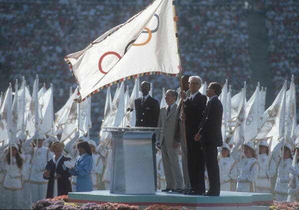 Olympische Spiele 1984 in Los Angeles. Eröffnungsfeier im Los Angeles Memorial Coliseum 28.97.1984. IOC Präsident Juan Antonio Samaranch (2.v.li.) mit Bürgermeister Tom Bradley (li.) und Organisationschef Peter Ueberroth (re.). *** Olympic Games 1984 in Los Angeles Opening Ceremony in the Los Angeles Memorial Coliseum 28 97 1984 IOC President Juan Antonio Samaranch 2 from left with Mayor Tom Bradley left and head of organization Peter Ueberroth right HM