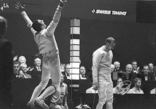 Olympische Spiele 1984 in Los Angeles. Fechten: Florett Finale der Herren: Mauro Numa (ITA Gold) jubelt. Re.: Matthias Behr (BRD Silber) 02.08.1984. *** Olympic Games 1984 in Los Angeles Fencing Mens foil final Mauro Numa ITA Gold cheers Re Matthias Behr BRD Silver 02 08 1984 HM