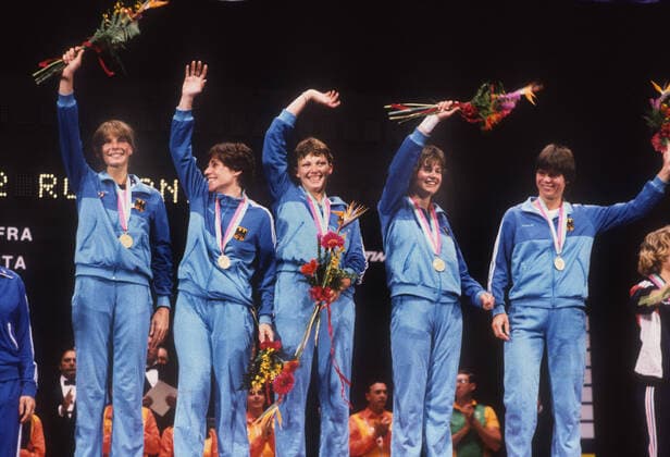 Olympische Spiele 1984 in Los Angeles. Fechten: Florett Mannschaft: Die Deutschen Damen bei der Siegerehrung mit Goldmedaillen. V.l: Christiane Weber, Cornelia Hanisch, Sabine Bischoff, Zita Funkenhauser und Ute Wessel. 06.08.1984. *** Olympic Games 1984 in Los Angeles Fencing foil team The German ladies at the award ceremony with gold medals V l Christiane Weber, Cornelia Hanisch, Sabine Bischoff, Zita Funkenhauser and Ute Wessel 06 08 1984 HM