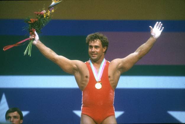 Olympische Spiele 1984 in Los Angeles.Gewichtheben: Siegerehrung Mittelgewicht: Karl-Heinz Radschinsky (BRD Gold) jubelt. 02.08.1984. *** Olympic Games 1984 in Los Angeles weightlifting award ceremony middleweight Karl Heinz Radschinsky BRD gold cheers 02 08 1984 HM