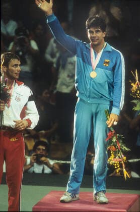 Olympische Spiele 1984 in Los Angeles. Judo: Siegerehrung Halbmittelgewicht: Frank Wienecke (BRD Gold). Links: Neil Adams (GBR) 07.08.1984. *** Olympic Games 1984 in Los Angeles Judo award ceremony half middleweight Frank Wienecke BRD gold left Neil Adams GBR 07 08 1984 HM