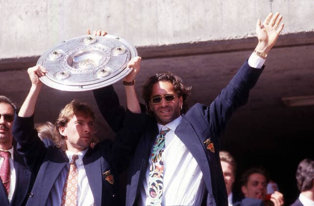 17.05.1992 VfB Stuttgart Meisterschaft Empfang im Stadion Deutschland, Stuttgart, 17.05.1992, Fussball, Bundesliga, Saison 1991 1992, VfB Stuttgart, Empfang nach dem Gewinn der deutschen Meisterschaft im Neckarstadion: v.l. Ludwig Kögl mit der Meisterschale, Maurizio Gaudino. *** 17 05 1992 VfB Stuttgart championship reception in the stadium Germany, Stuttgart, 17 05 1992, football, Bundesliga, season 1991 1992, VfB Stuttgart, reception after winning the German championship in the Neckarstadion f l Ludwig Kögl with the championship trophy, Maurizio Gaudino
